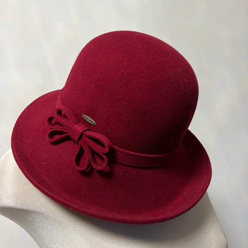 Adora hat, brand new!

100% wool